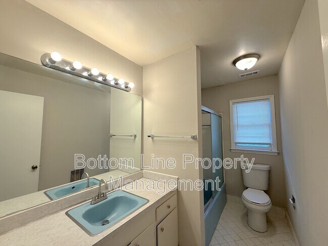 Building Photo - 907 Bannister Pl