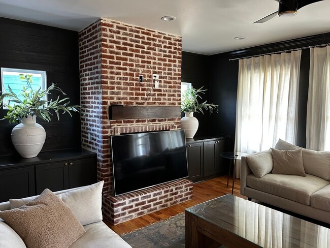 Building Photo - UNFURNISHED Beautiful Large Home Available Now on North Walnut in Fayetteville !!