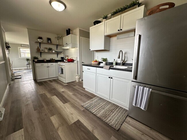 Building Photo - Spacious 2 bed, 1 bath home for rent in NE Waterloo available IMMEDIATELY .