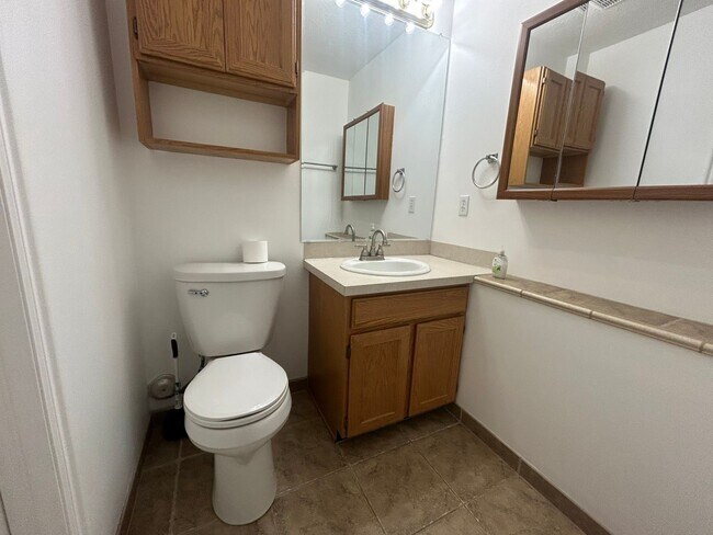 Building Photo - 2 Bedroom/1.5 Bathroom Condo in Washington Terrace