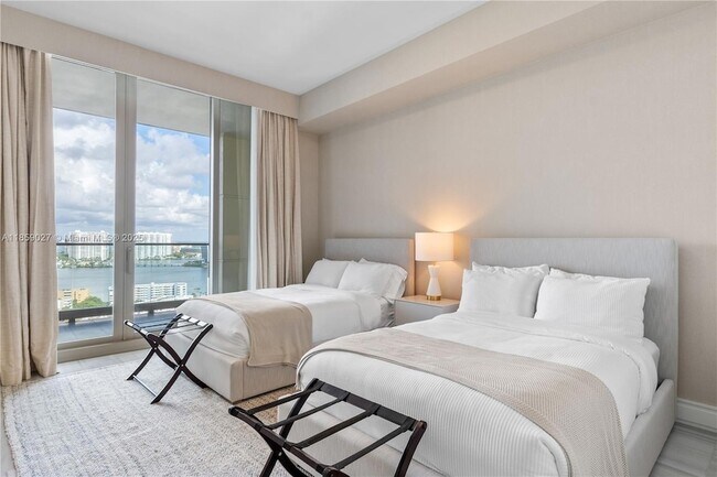 Building Photo - 17901 Collins Ave