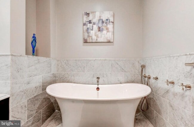 Building Photo - 300 International Drive