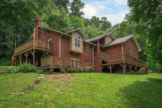 Building Photo - Mountain Retreat! -Bonus Spaces!