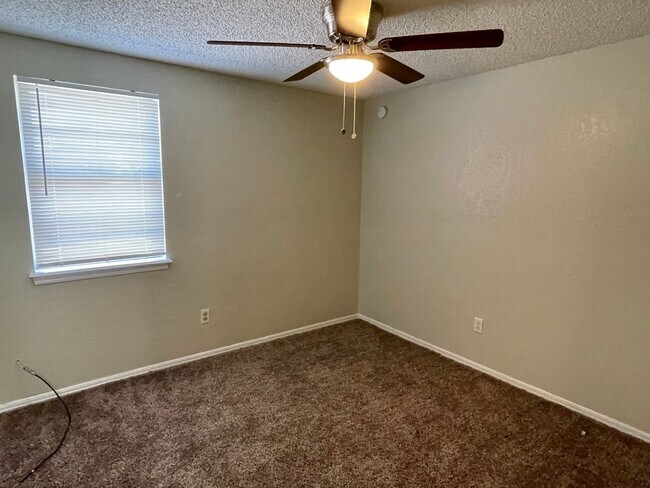 Building Photo - Updated 3 bed 1.5 bath