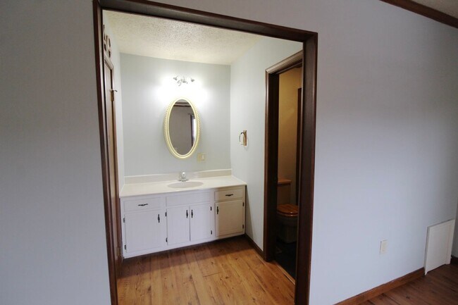 Building Photo - 706 Greenbriar Dr