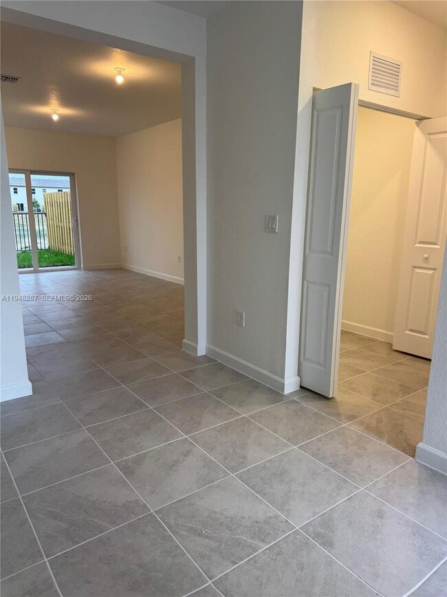 Building Photo - 2724 SE 26th Ave