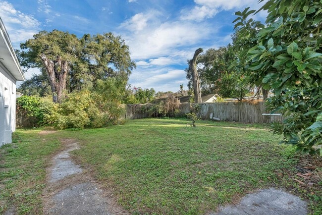 Building Photo - 833 Pinedale Ave