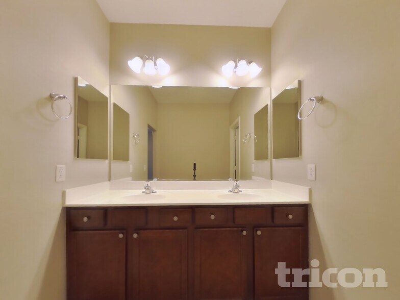 Building Photo - 14875 N 177th Ave