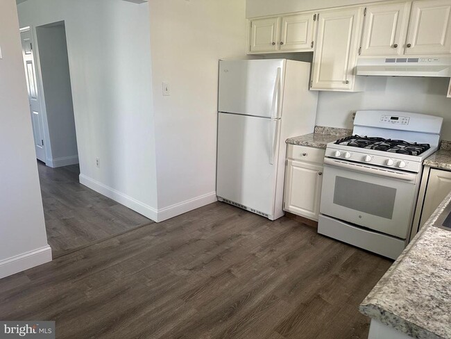 Building Photo - 223 E 8th Ave