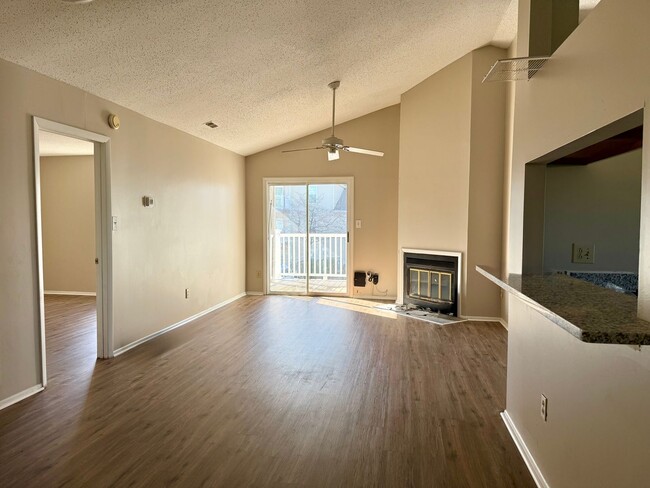 Building Photo - 2 bedroom 2nd Story Condo in Virginia Beach