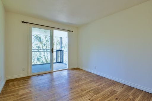 Building Photo - Modern Remodeled 2BR Duplex with Garage in Prime Shoreline Location
