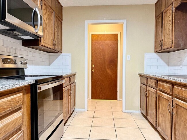 Building Photo - 3 Bedroom, 2 Bath Rental