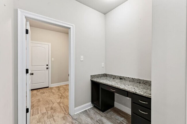 Building Photo - 15034 Belhaven St