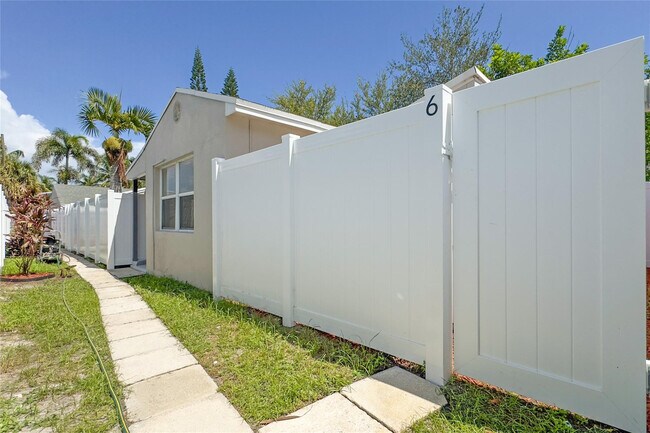 Building Photo - 412 SE 16th St