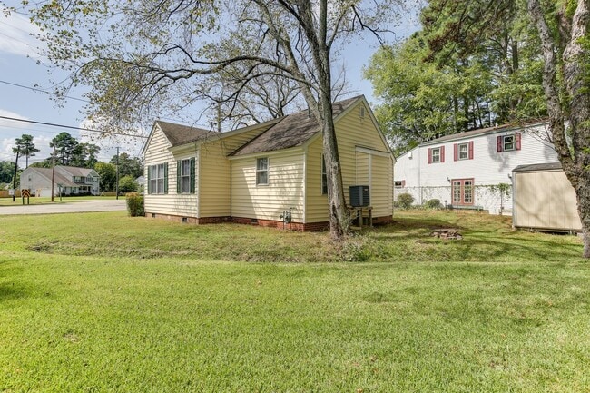 Building Photo - 955 Poquoson Ave