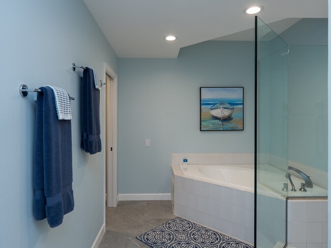 Building Photo - Luxury Furnished Longboat Key Retreat with Private Beach Club Access & Golf Course Views Remodele...