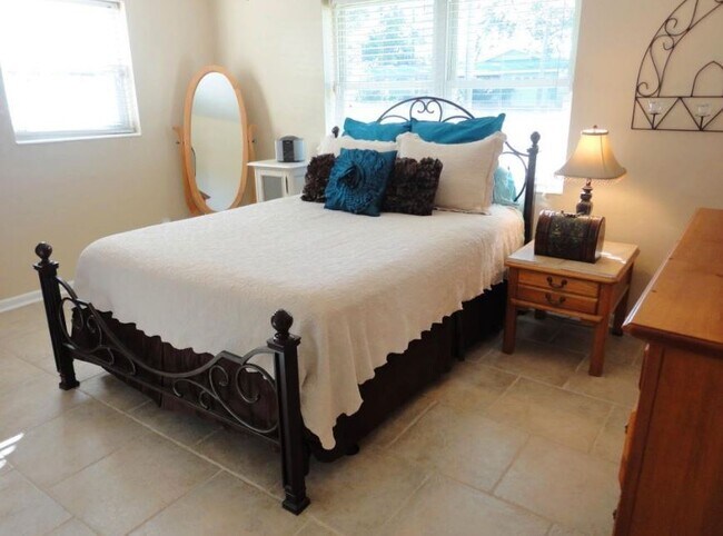 Building Photo - 280 Anderson Dr