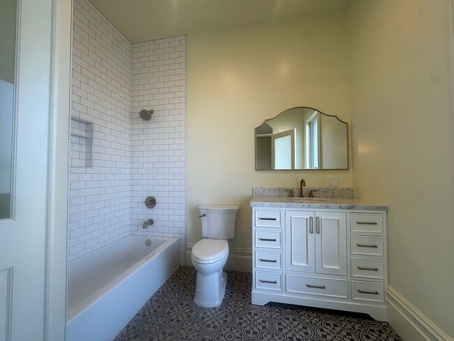 Building Photo - 14th &amp; B