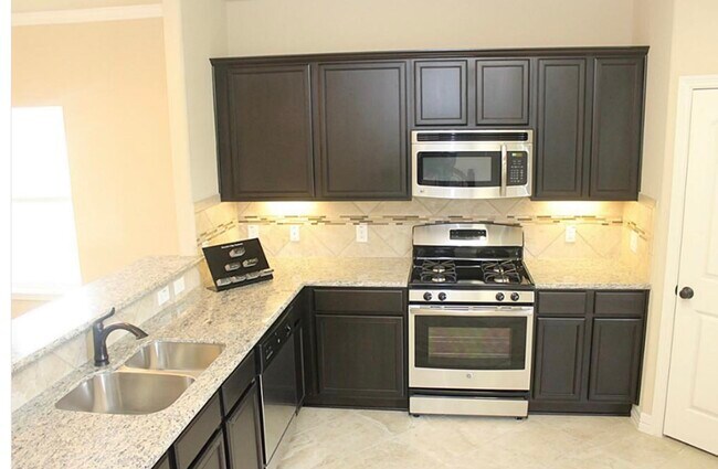 Building Photo - 2510 Pembroke Springs