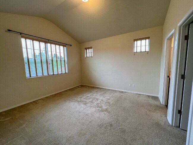 Building Photo - Pet Friendly 3 Bedroom in Campus Glen Neighborhood