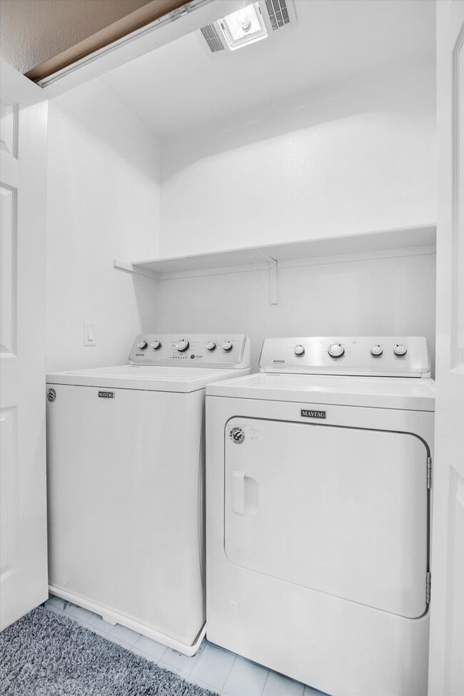 Building Photo - Sought after Park Avenue Condominiums/Top Floor Three Bedroom