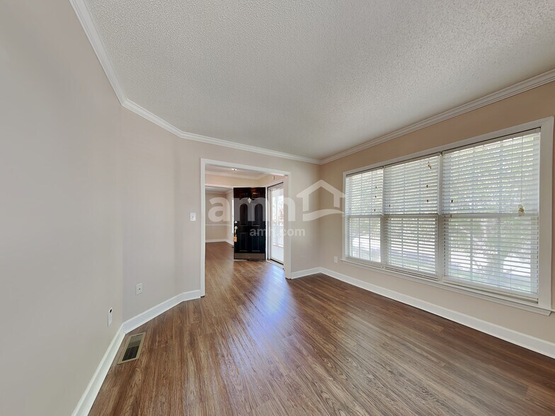 Building Photo - 6620 Valleyoak Dr