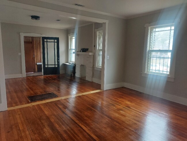 Building Photo - 1553 E McLemore Ave