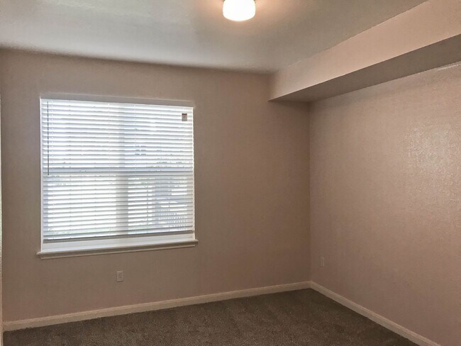 Building Photo - No Maintenance Lifestyle!