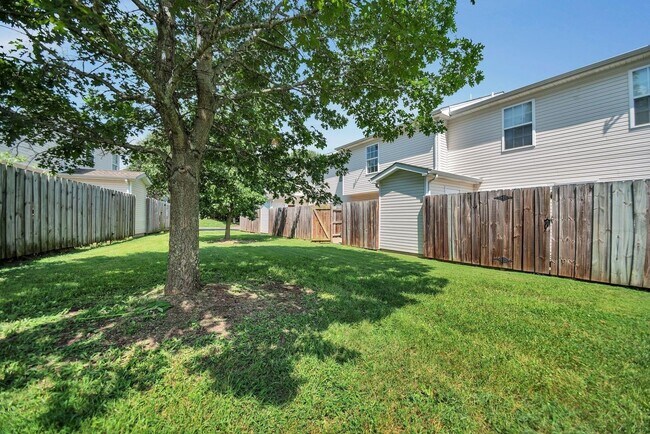 Building Photo - Townhome for rent five minutes from I-24