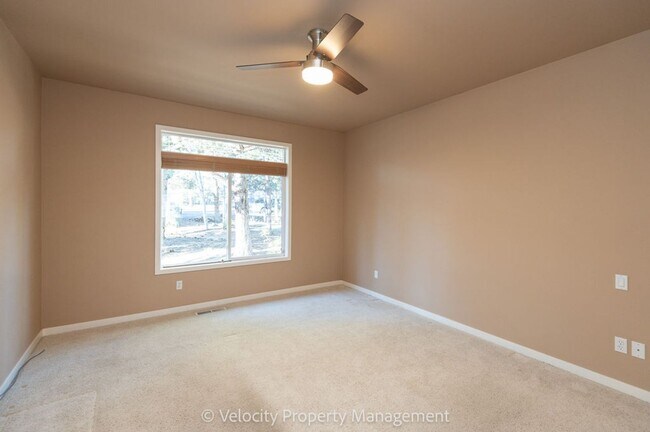 Building Photo - Single Level Home Near Rivers Edge Golf Course!