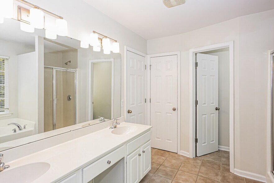 Building Photo - 11240 Cypress View Dr