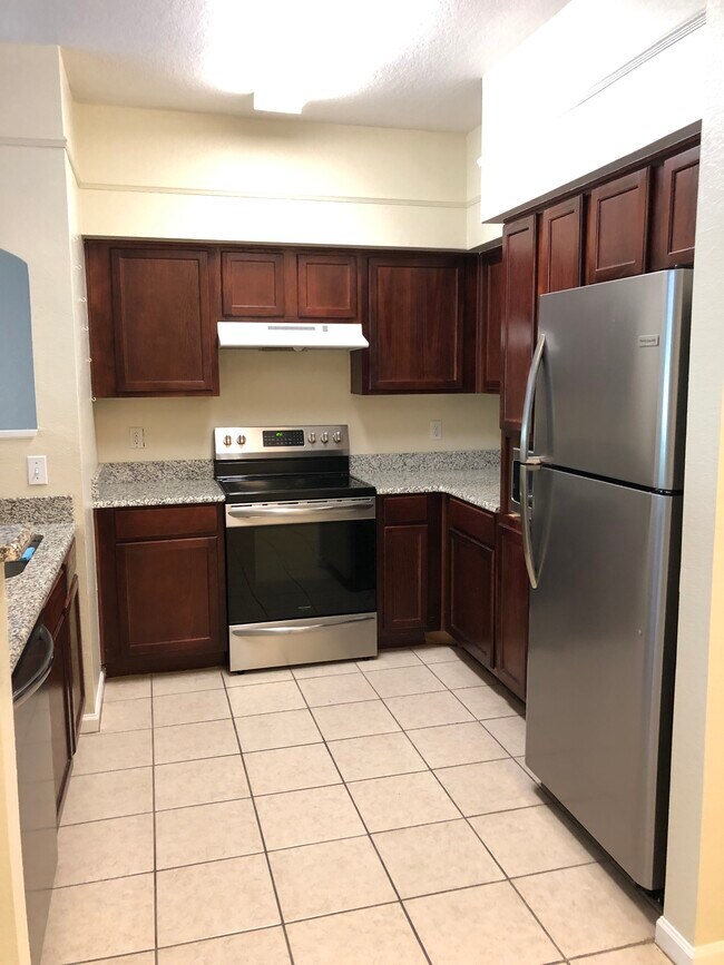 Building Photo - 2801 Chancellorsville Dr