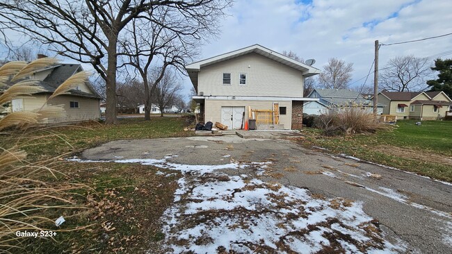 Building Photo - Newly renovated 5 Bedroom!