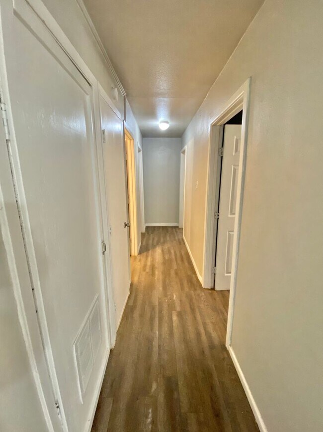 Building Photo - 3 bed 1 bath now available