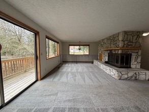 Building Photo - Perfect Home for Entertaining in Newberg - Showings Start 4/20/26
