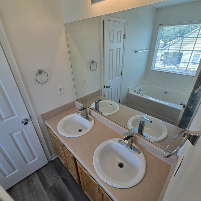 Building Photo - "Charming 3-Bed Retreat with 2.5 Baths on Cimmaron Court, Hampton!"