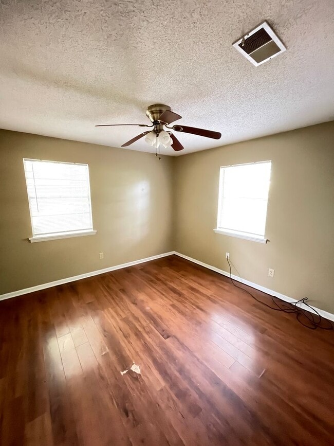 Building Photo - 3 bed 1.5 bath near Baum Stadium
