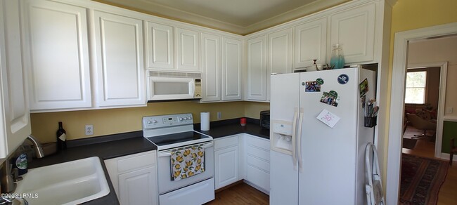 Building Photo - 45 Holbrook Dr