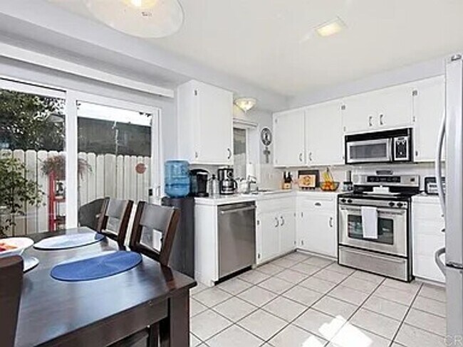 Building Photo - Your Perfect Pacific Beach Home Awaits!