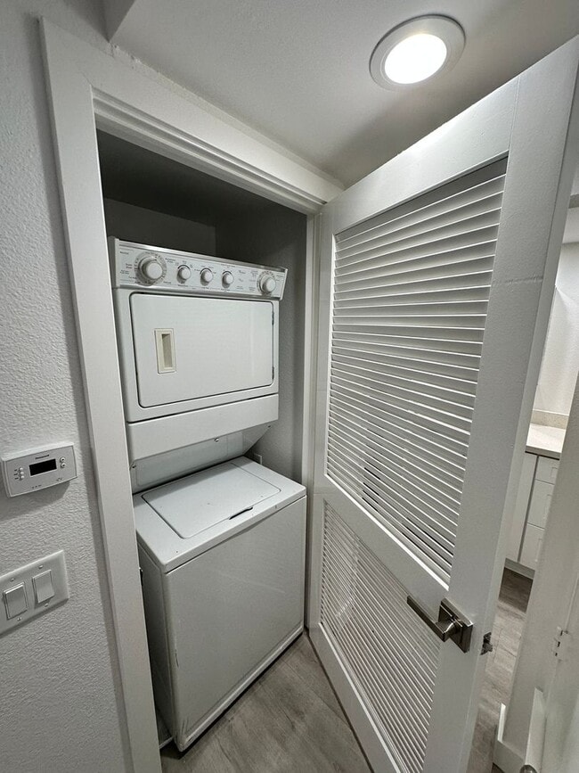 Building Photo - Charming Loft Condo with Balconies, Vaulted Ceilings & Fireplace – For Lease