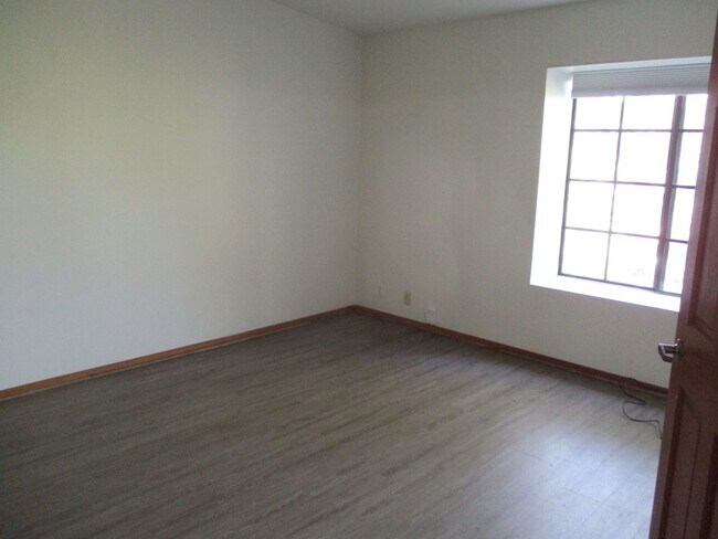 Building Photo - The Boardwalk in La Jolla 2 bdr 2 bath 3 f...