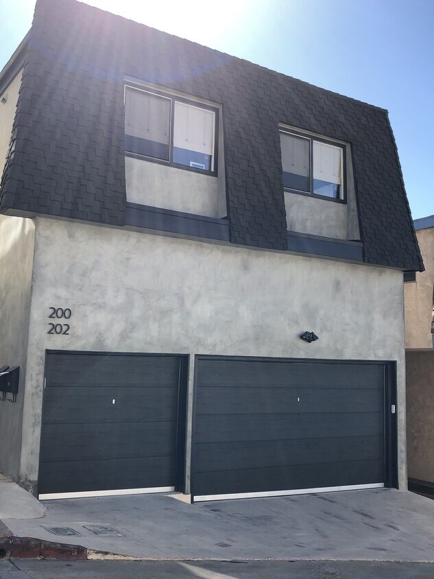 front - 202 39th St