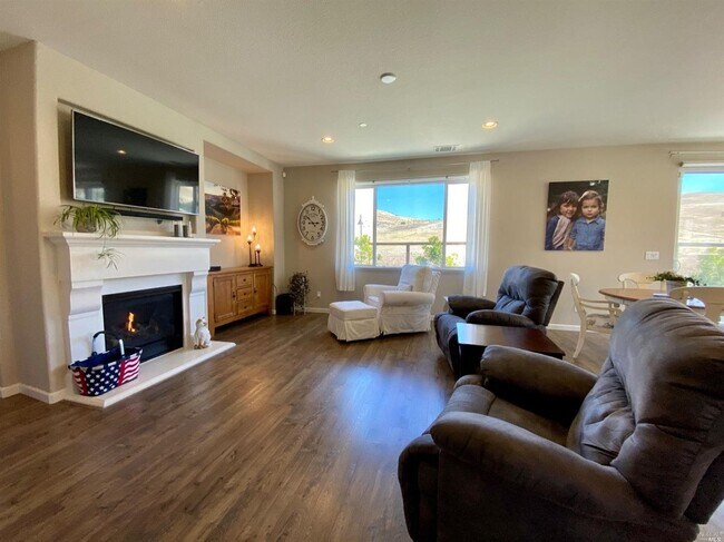 Building Photo - Living in Luxury in a Peaceful Setting