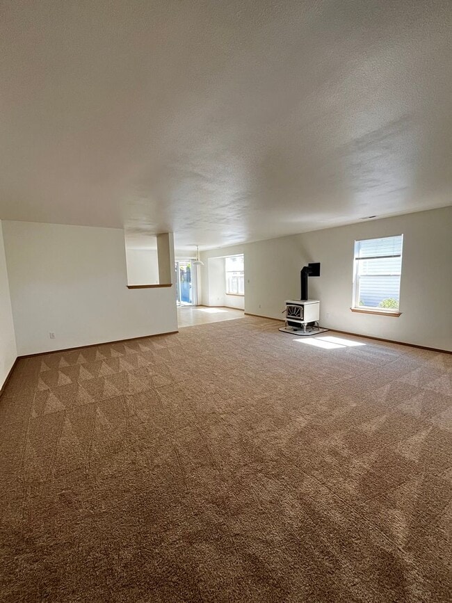 Building Photo - Gorgeous House in a Family-Friendly neighb...