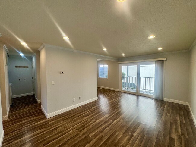 Building Photo - Gorgeous Lower End Unit with Inside Laundry Available Now!