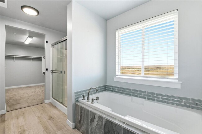 Building Photo - 5 Bedroom, 2.5 Bathroom home located in Southeast Boise