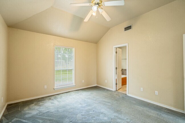 Building Photo - Spacious 3 Bedroom, 2 Bath Home on Quiet Dead-End Street