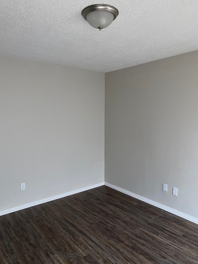 Building Photo - 8625 Lakeaire Dr