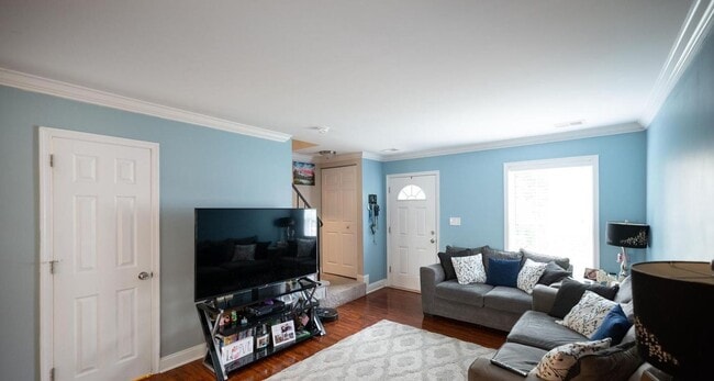 Building Photo - Exceptionally maintained townhouse in Fred...