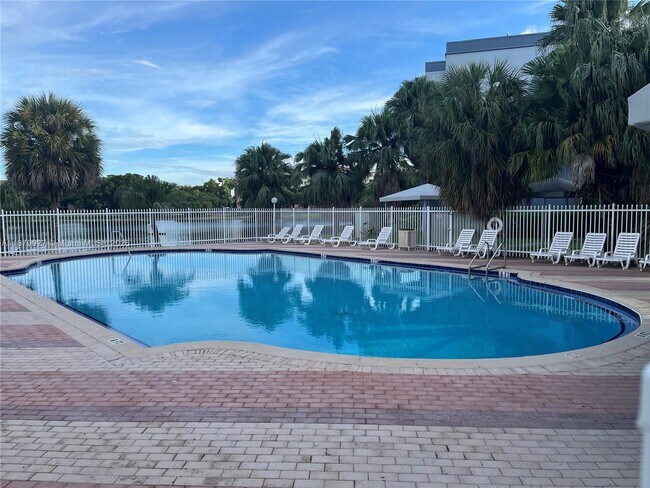 Building Photo - 9365 Fontainebleau Blvd